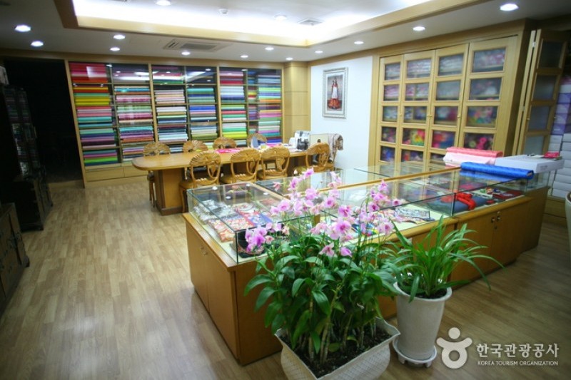 Lee Rhee Za 韓服展示館