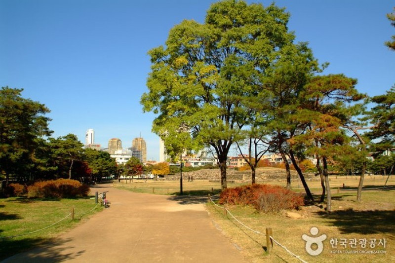 首爾石村洞古墳群