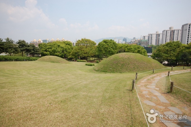 首爾芳荑洞古墳群