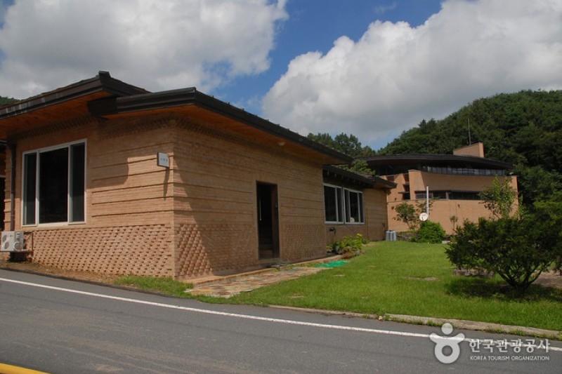 靑陽樓谷連墓聖地