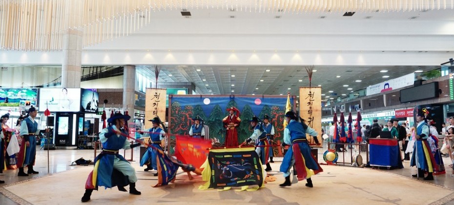 在金海機場觀看了韓國觀光公社的代表劇目——天劍的歸還 (5/40)