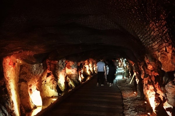 在光明市享受清涼的洞窟之旅