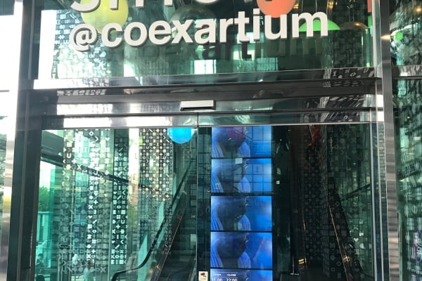 K-Pop[EXO官方紀念品商店，在首爾的各個角落尋找EXO的足迹]