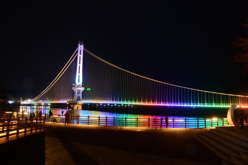 禮唐湖吊橋(音樂噴泉)(예당호 출렁다리(음악분수))