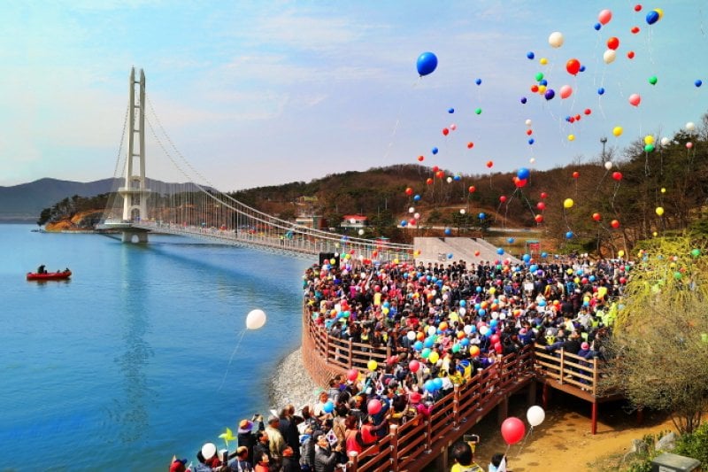 禮唐湖吊橋(音樂噴泉)(예당호 출렁다리(음악분수))