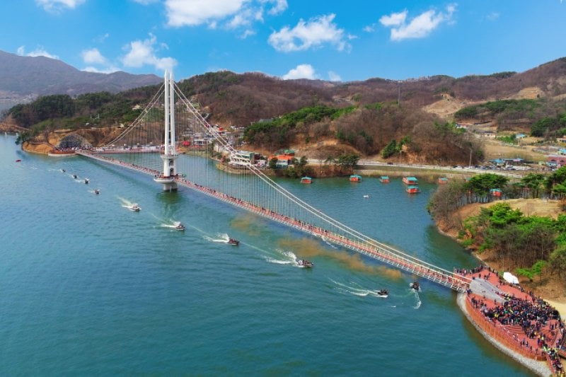 禮唐湖吊橋(音樂噴泉)(예당호 출렁다리(음악분수))