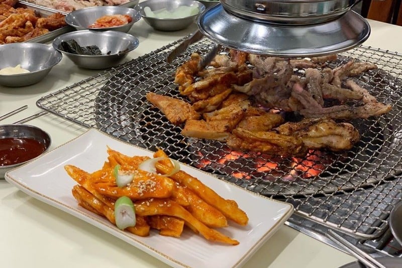 厚岩洞炭火鐵板雞  (2/5)