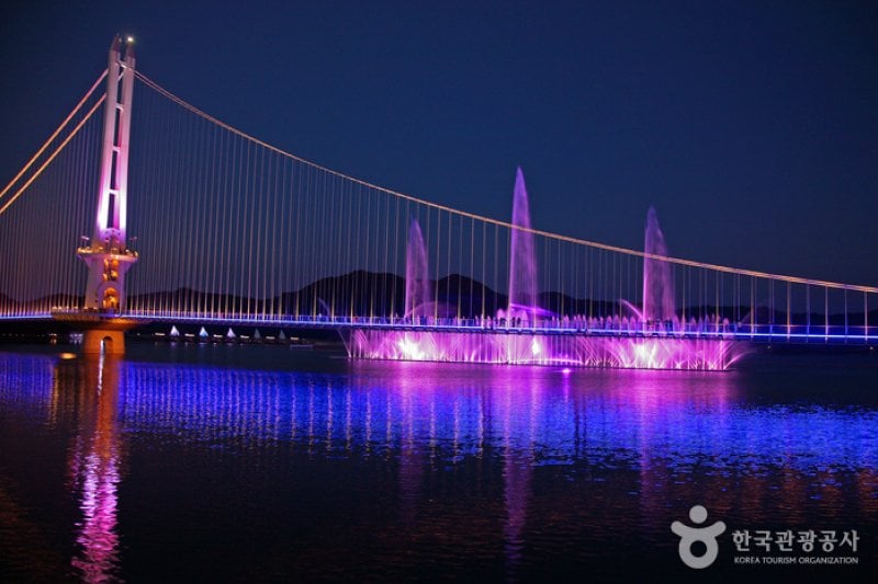 禮唐湖吊橋(音樂噴泉)(예당호 출렁다리(음악분수))