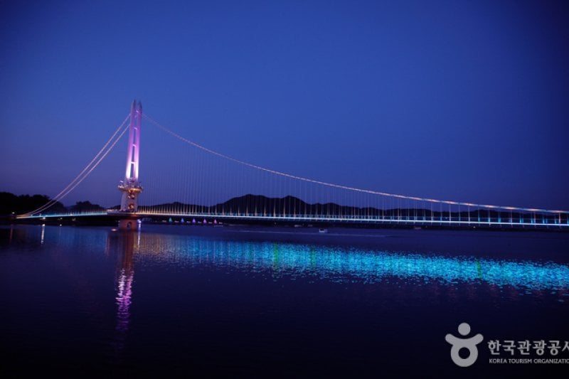 禮唐湖吊橋(音樂噴泉)(예당호 출렁다리(음악분수))