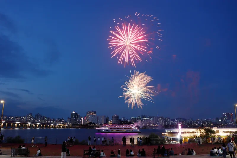 首爾新年除夕夜漢江自助晚餐遊船，煙花秀與倒計時慶典