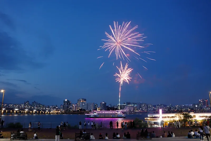 首爾新年除夕夜漢江自助晚餐遊船，煙花秀與倒計時慶典